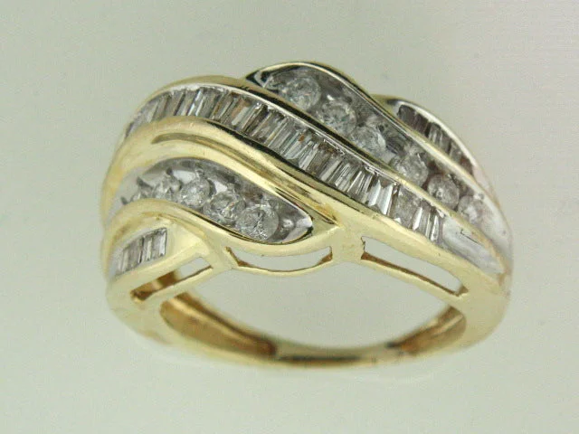 Magnetic Fashion Rings in Stainless Steel with a Modern, Interlocking Design518 - 14kt Yellow Gold Genuine Diamonds Ring