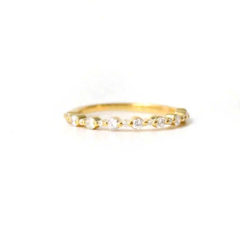 18K White Gold Classic Round - Cut Diamond Wedding Bands for a Timeless and Elegant LookBrita 18K Gold Ring w. Diamonds