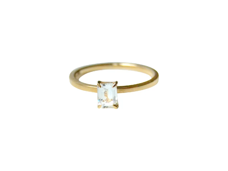 Moissanite - Set Wedding Bands in Yellow Gold for a Sparkling and Ethical Alternative to DiamondsSudu Ekala 18K Gold Ring w. Sapphire